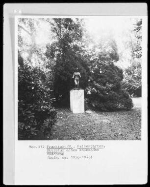 Figur eines knienden Mädchens