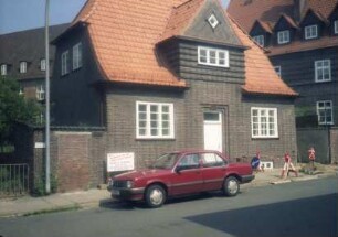 Bergstraße 20: Nebengebäude von ehemaligem Zollamt: traufständige Straßenfront mit Zwerchgiebel und Eingangstür: rechts dahinter ehemaliges Zollamt