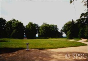 Potsdam, Park Sacrow, Blick von der Treppe zum Gartensaal des Schlosses (Sichtenfächer).