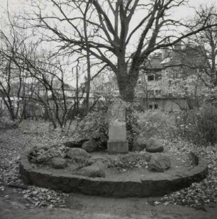 Stele für den Weinbauern Martin Schuster mit Darstellung des Bauern vor dem Weinstock beziehungsweise neben Hermes