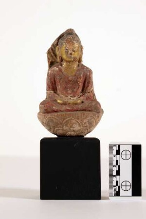 Kleine sitzende Figur
