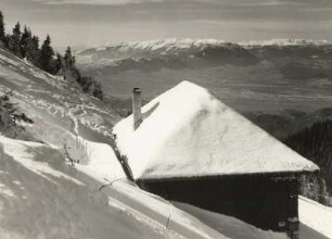 Rumänien. Südkarpaten. Postavarul. Blick von der Gipfelstation des Schleppliftes über die Senke von Bran auf Piatra Craiului (Königstein) und Fagaras-Gebirge (rechts)