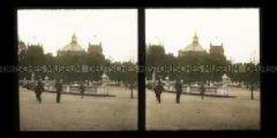 Belebter Platz vor dem Brandenburger Tor, Blick zum Reichstagsgebäude