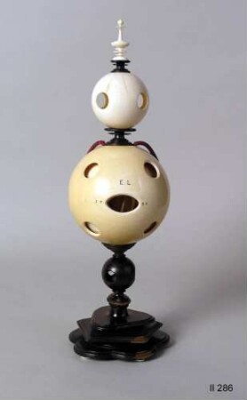Contrefait-Kugel aus Elfenbein mit einem Medaillon in Hinterglasmalerei
