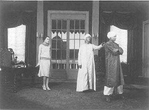 Szenenbild aus "Die Verführung des Heiligen" von Felix Langer. Dresden: Albert-Theater, 06.02.1930