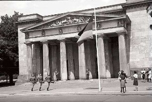Berlin: Ost; Wachablösung am Ehrenmal