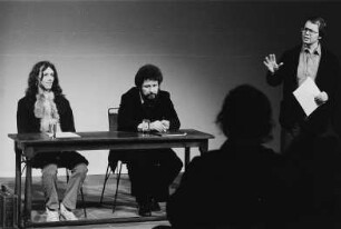 Die Schriftsteller Richard Pietraß und Volker Braun bei einer Lyrik-Lesung im Berliner Ensemble
