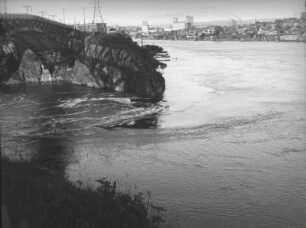 Saint John River : Die Strömung des Saint John River bei einsetzender Flut. Am linken Bildrand die Saint John Harbour Bridge.