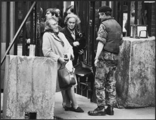 Frauen im Gespräch mit einem britischen Soldaten, Belfast