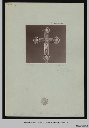 Kreuz mit der Darstellung der Kreuzigung Christi mit Maria, Johannes Evangelista, Maria Magdalena sowie Gottvater