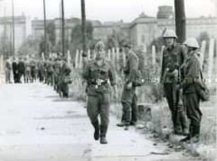 Grenzsoldaten an der Sektorengrenze Lennéstraße