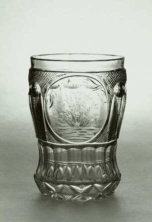 Becher mit Blumenmedaillon