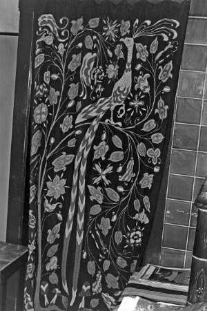 Sieker Landstraße 161: Wohnhaus aus Backstein, mit Zeltdach: Innenansicht: Erdgeschoss: Wohnzimmer: Gobelin mit Pfau, floralen Motiven