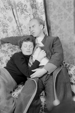 Szenenbilder aus dem Stück "Die leichten Herzens" sind von Emlyn Williams am Schlossparktheater Berlin-Steglitz : Szene mit Gisela von Collande