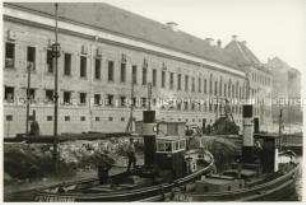 Arbeitskähne auf der Baustelle Mühlendammschleuse