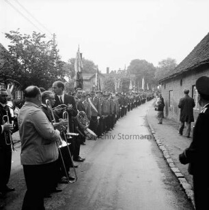Volks- und Schützenfest: Schützenverein Klein Wesenberg und Umgebung von 1919 e.V.: Festumzug mit Musikkapelle