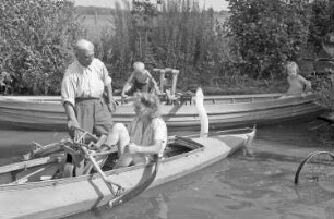 Wallhausen: am Bodensee; Fertigmachen des Saurier-Paddelboots