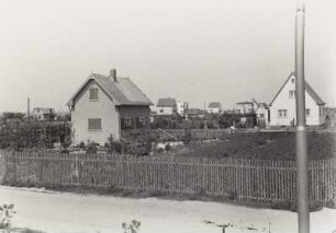 Großzschocher, Thomas-Münzer-Siedlung : Leipzig-Großzschocher. Wohnhaus der Thomas-Münzer-Siedlung. Straßenansicht