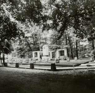 Friedrichshain. Ehrenfriedhof der Sowjetarmee : Felixsee-Friedrichshain. Ehrenfriedhof der Sowjetarmee. Nach 1945. Anlage von Nordosten