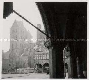 Lübeck, Blick vom Rathaus auf die zerstörte Kirche St. Marien zu Lübeck