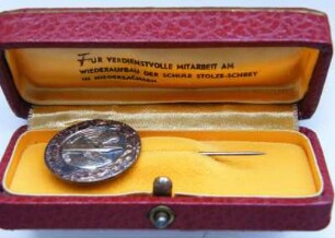 Goldene Niedersachsennadel (Verdienstabzeichen Stolze-Schrey) : Sammlung Beinhorn. Goldene Niedersachsennadel (Verdienstabzeichen Stolze-Schrey). Metall, vergoldet; Durchmesser 27 mm (1956). Dresden: SLUB R c 0171
