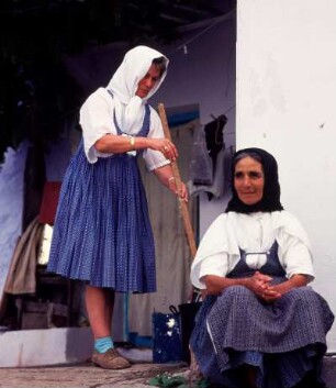 Alónnisos, Chora, Frauen in Tracht