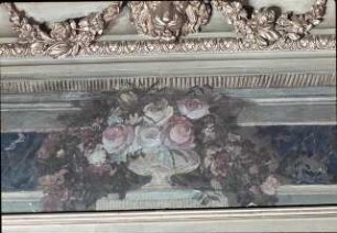 Fries mit Rosenbouquets in Vasen