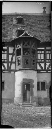 Neidenstein Fachwerkhaus mit vorgebauten Treppenturm der Burgruine (1538)