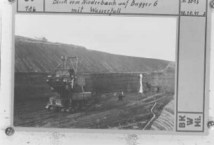 Blick vom Niederbusch auf Bagger 6 mit Wasserfall