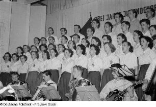 Chor und Orchester der Leipziger Eisen- und Stahlwerke auf einer Bühne