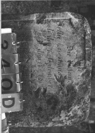 Grabstein 340 (Index: 100009402) Zustand: leicht eingesunken, Rückseite zum Teil abgebröckelt Maße HxBxT: 87x54x11 cm: Grabstein 340D (Nachholaufnahme)