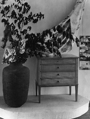 Handwerksausstellung München, 8.6. 1951. Kommode mit vier Schüben. Ansicht mit Bodenvase mit Zweigen