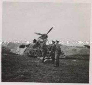 Wehrmachtssoldaten, Straßenbild von Larisa, Durch Beschuß zerstörte Hawker Hurricane am Flugplatz