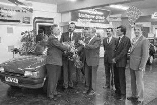 "Ball des Handwerks" in der Schwarzwaldhalle. Übergabe des Hauptgewinns beim Autohaus Vollmer & Sack