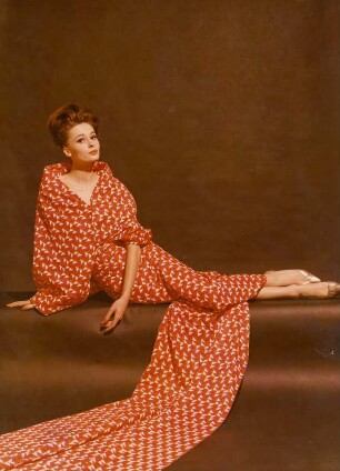 Model in einem Kleid mit Schleppe