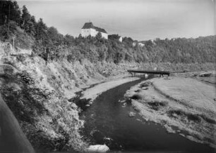 Burgk. Alte überdachte Saalebrücke. Blick zum Schloss