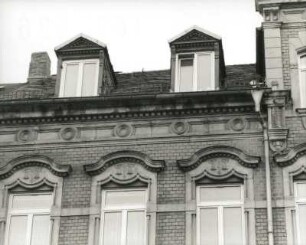 Chemnitz, Augustusburger Straße 169. Wohnhaus (um 1900), Fenster (2./3. Obergeschoß)
