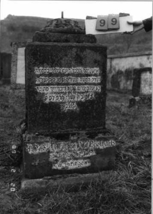 Grabstein 99 (Index: 99798523) Material: Sandstein Zustand: leicht verwittert/Aufsatz fehlt Maße HxBxT: 116x56x48 cm Beschreibung: würfelförmige Stele mit Aufsatz, Sockel: Grabstein 99
