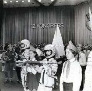 Junge Pioniere und andere Mitglieder von Kinder- und Jugendgruppen beim 12. Kongress der DSF in Berlin (Ost)
