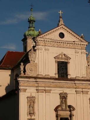 Niedermünsterkirche mit Turm