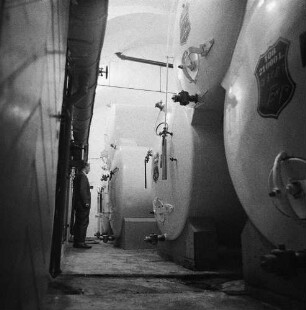 Radeberg. VEB Radeberger Exportbierbrauerei. Gärkeller, Lagertanks