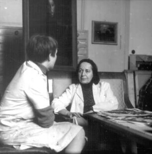 Professor Lea Grundig (1906-1977) mit einer Schülerin in ihrem Atelier
