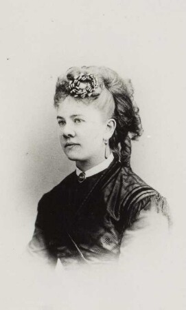 Porträt Langenhaun, ? (nachgewiesen um 1867/1870; Schauspielerin o. Tänzerin). Albuminabzug auf Karton (Carte-de-visite mit Atelieraufdruck verso)