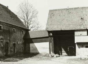 Grubschütz, OT von Doberschau-Gaußig, verlassenes Gehöft Nr. 15, Hofseite mit Einfahrt