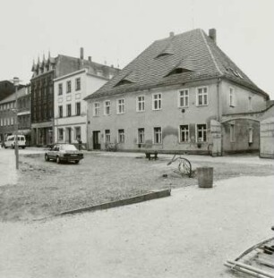 Spremberg. Wohnhaus Erbburglehn : Spremberg, Lange Straße 31. Ehemaliges Erbburglehn (nach 1705, Mitte 18. Jahrhundert). Straßenansicht mit Tordurchfahrt und Wohnhäusern, Nr. 33/32