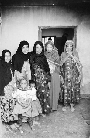 Familienportrait: Abeer, Nagat, Hekma, Nore, Amel und Nagats zwei kleine Nichten (vorn), Sanaa (Wadi Alagab)