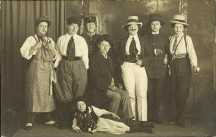 [Gruppenporträt von verkleideten Frauen]