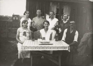 Gruppenbild vor einer Gartenlaube