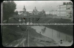 Stadt am Fluss (Kiew?)