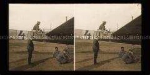 Hubert Latham im Flieger zum Abflug bereit, Flugplatz Johannisthal, Berlin
